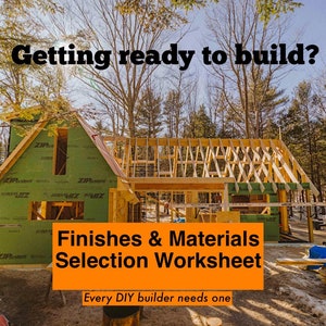 Peut inclure: Une maison en construction avec une charpente en bois apparente et un revêtement vert. Le texte "Getting ready to build?" est en haut, et une bannière orange indique "Finishes & Materials Selection Worksheet." Le texte en bas dit "Every DIY builder needs one."