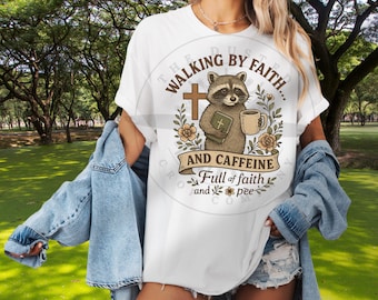 Att vandra i tro och koffein, rolig kristen tvättbjörn-PNG, full av tro (och kiss) digital design för tröjor, muggar, klistermärken.
