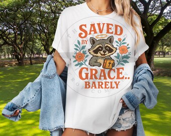 Sparad av Grace…knappt, rolig digital design med tvättbjörn, kristen sarkastisk png för sublimering, tröjor, klistermärken, muggar, affischer och mer