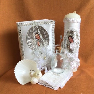 Taufkerzen Set für Jungen und Mädchen mit unserer Virgen de Guadalupe /Kerze,/ Rosenkranz/ Handtuch/Muschel/Stechpalme Wasserflasche