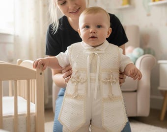 Elegante completo da battesimo ricamato con croce per bambini