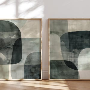 Puede incluir: Dos impresiones de arte abstracto enmarcadas en una paleta de colores apagados de verde, gris y blanco. Las impresiones presentan formas geométricas y líneas orgánicas.