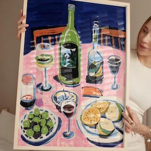 Puede incluir: Una pintura de bodegón con fondo rosa. La pintura presenta una botella de vino verde, dos copas de vino, un cuenco de aceitunas verdes y un plato de limones y limas.