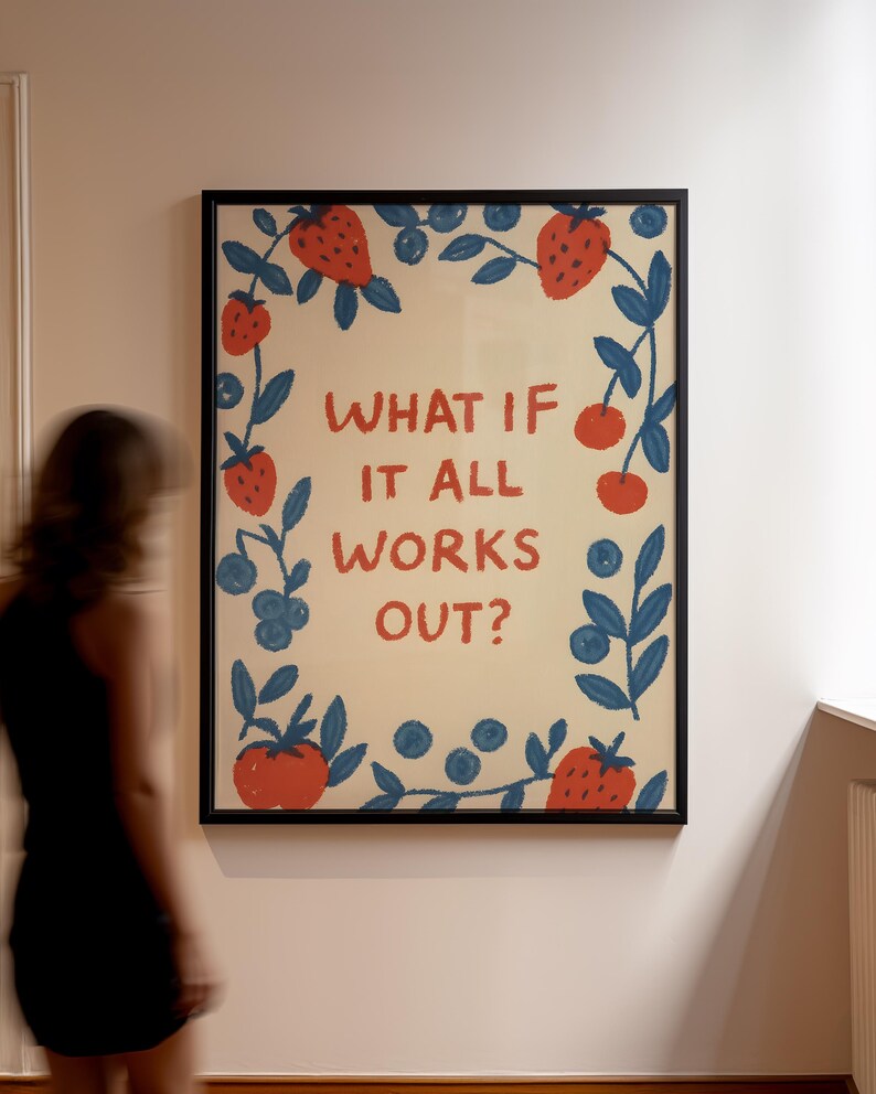 K&ouml;nnte beinhalten: Ein gerahmter Kunstdruck mit dem Text "WHAT IF IT ALL WORKS OUT?" in Rot. Der Druck ist mit roten Erdbeeren, Blaubeeren und blauen Bl&auml;ttern auf cremefarbenem Hintergrund verziert. Der Rahmen ist schwarz.