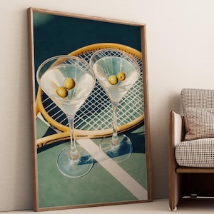 Martini Tennis Digital Art Print, Vintage Racket & Cocktail Decor, Stylowa sztuka ścienna dla miłośników tenisa w barze, Idealna do domu, baru, wystroju tenisa