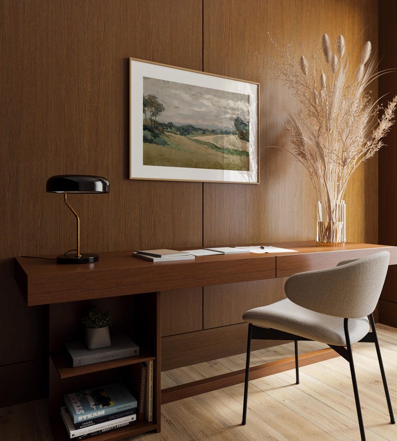 K&ouml;nnte beinhalten: Ein modernes Heimb&uuml;ro mit einem dunklen Holzschreibtisch, einer schwarzen und goldenen Schreibtischlampe und einem gerahmten Landschaftsbild. Ein grauer Stuhl, eine Vase mit getrockneten Pflanzen und B&uuml;cher sind ebenfalls zu sehen. Der Schreibtisch ist etwa 150 cm lang.