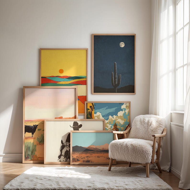 Op de afbeelding: Een verzameling ingelijste kunstprints met woestijnlandschappen en -sc&egrave;nes. Het kunstwerk omvat een zonsondergang boven kleurrijke heuvels, een cactus onder een volle maan en een paard met een cowboyhoed. De lijsten zijn van licht hout.