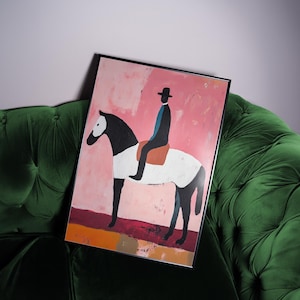 K&ouml;nnte beinhalten: Ein gerahmtes Gem&auml;lde, das ein schwarz-wei&szlig;es Pferd mit einer Person in einem schwarzen Hut und einem blauen Hemd zeigt, die darauf reitet. Der Hintergrund ist ein abstraktes Design in Rosa- und Oranget&ouml;nen.