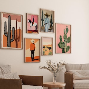 Op de afbeelding: Een verzameling ingelijste kunstprints met woestijnlandschappen en figuren. Het kunstwerk bevat afbeeldingen van cactussen, cowboys en woestijnsc&egrave;nes in warme, aardse tinten. De prints worden tentoongesteld aan een witte muur.