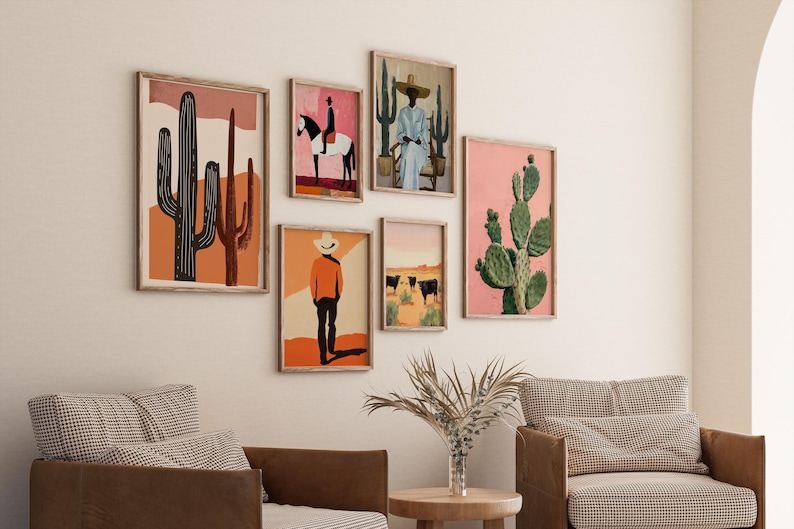 Op de afbeelding: Een verzameling ingelijste kunstprints met woestijnlandschappen en figuren. Het kunstwerk bevat afbeeldingen van cactussen, cowboys en woestijnsc&egrave;nes in warme, aardse tinten. De prints worden tentoongesteld aan een witte muur.