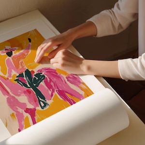 Pu&ograve; includere: Un dipinto astratto colorato con tonalit&agrave; rosa, gialle e arancioni. Il dipinto presenta una figura stilizzata a cavallo.