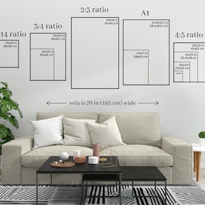 K&ouml;nnte beinhalten: Wohnzimmer mit beigem Sofa, schwarzem Couchtisch und gemustertem Teppich. An der Wand sind rechteckige Rahmen mit Gr&ouml;&szlig;enangaben wie 28x36 cm, 30x41 cm, 61x91 cm und 41x51 cm zu sehen. Das Sofa ist 193 cm breit.