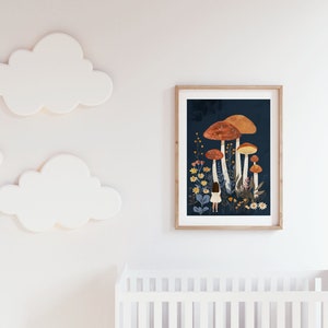 K&ouml;nnte beinhalten: Eine gerahmte Illustration eines M&auml;dchens, das in einem Wald mit einer Gruppe von Pilzen steht. Die Pilze sind orange und braun mit wei&szlig;en Stielen. Der Hintergrund ist dunkelblau mit gr&uuml;nen und gelben Blumen.