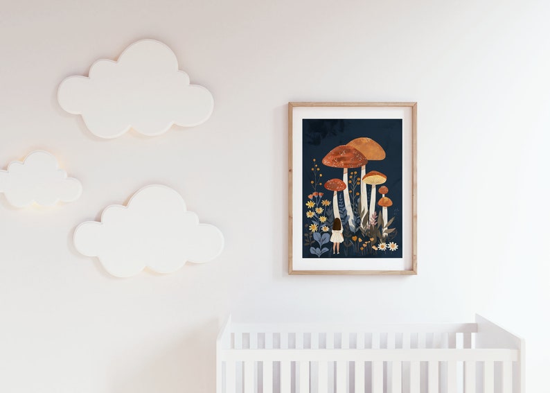 K&ouml;nnte beinhalten: Eine gerahmte Illustration eines M&auml;dchens, das in einem Wald mit einer Gruppe von Pilzen steht. Die Pilze sind orange und braun mit wei&szlig;en Stielen. Der Hintergrund ist dunkelblau mit gr&uuml;nen und gelben Blumen.