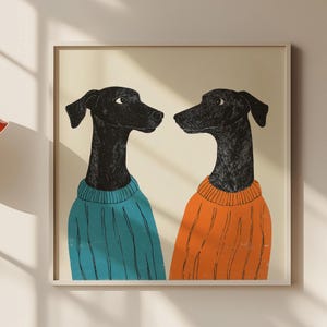 Op de afbeelding: Twee zwarte honden die truien dragen, een in een blauwe trui en de andere in een oranje trui, kijken elkaar aan.