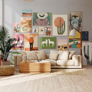 Op de afbeelding: Een woonkamer met een galerijmuur met diverse kunstprints met woestijnthema. De kunstwerken omvatten afbeeldingen van cactussen, cowboys en landschappen in warme, aardse tinten. Een beige bank, een houten salontafel en een geweven poef maken de zuidwestelijke inrichting compleet.