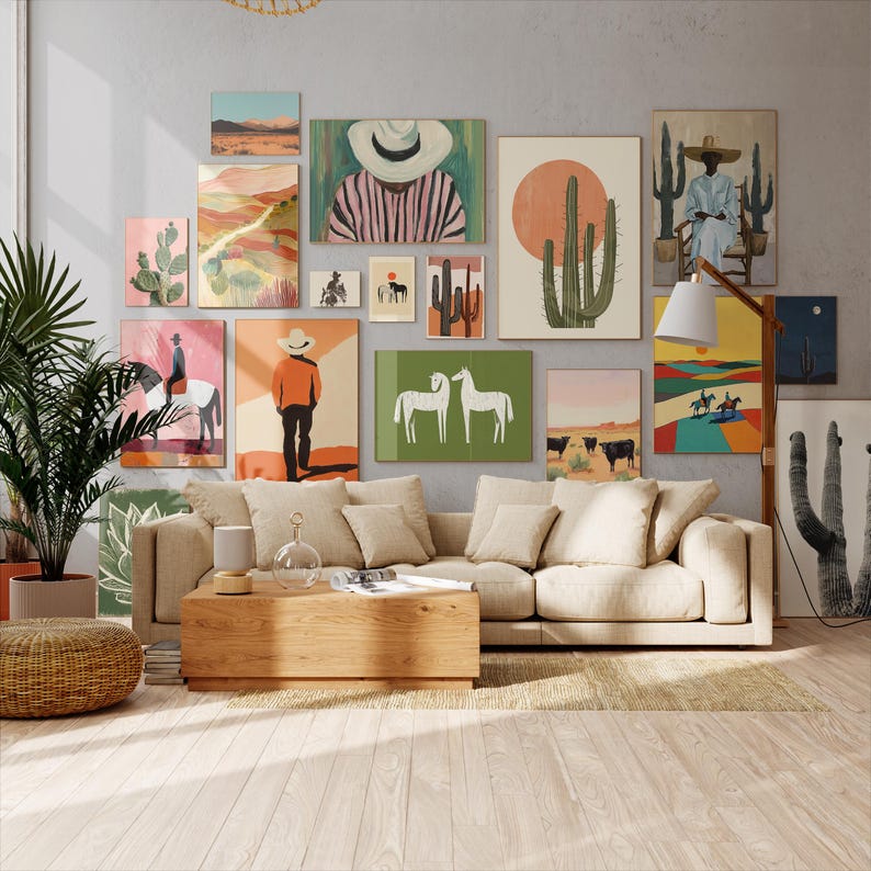 Op de afbeelding: Een woonkamer met een galerijmuur met diverse kunstprints met woestijnthema. De kunstwerken omvatten afbeeldingen van cactussen, cowboys en landschappen in warme, aardse tinten. Een beige bank, een houten salontafel en een geweven poef maken de zuidwestelijke inrichting compleet.
