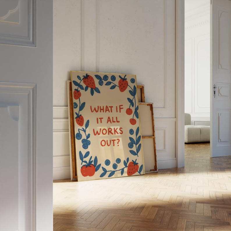 K&ouml;nnte beinhalten: Ein gerahmter Kunstdruck mit dem Text "WHAT IF IT ALL WORKS OUT?" umgeben von einem Rand aus Erdbeeren, Blaubeeren und Bl&auml;ttern. Das Kunstwerk befindet sich in einem Raum mit Holzboden und wei&szlig;en W&auml;nden.