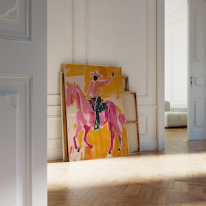 Pu&ograve; includere: Un dipinto di una persona a cavallo di un cavallo rosa. La persona indossa una camicia rosa, un gilet verde e un cappello da cowboy. Lo sfondo &egrave; giallo.