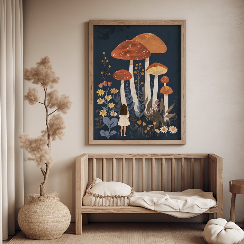 K&ouml;nnte beinhalten: Eine gerahmte Illustration eines M&auml;dchens, das in einem Wald mit gro&szlig;en Pilzen und Blumen steht. Der Hintergrund ist dunkelblau.
