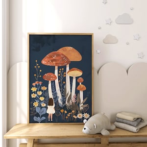 K&ouml;nnte beinhalten: Eine gerahmte Illustration eines M&auml;dchens, das in einem Wald aus Pilzen steht. Die Pilze sind rot und orange mit wei&szlig;en Stielen. Der Hintergrund ist dunkelblau mit gr&uuml;nem Laub.