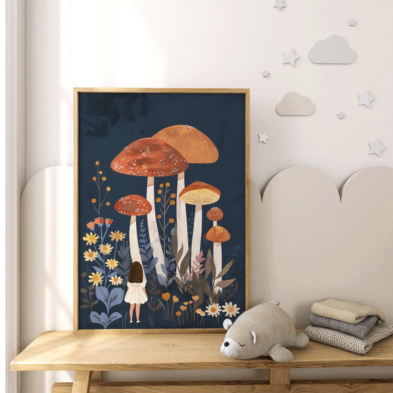 K&ouml;nnte beinhalten: Eine gerahmte Illustration eines M&auml;dchens, das in einem Wald aus Pilzen steht. Die Pilze sind rot und orange mit wei&szlig;en Stielen. Der Hintergrund ist dunkelblau mit gr&uuml;nem Laub.