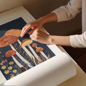 K&ouml;nnte beinhalten: Eine digitale Illustration von Pilzen mit braunen und orangen H&uuml;ten und wei&szlig;en Stielen auf einem dunkelblauen Hintergrund. Die Pilze sind von kleinen wei&szlig;en Bl&uuml;ten und gr&uuml;nen Bl&auml;ttern umgeben.