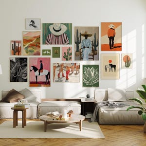 Op de afbeelding: Een galerijmuur met diverse ingelijste kunstwerken met een zuidwestelijk thema. De kunstwerken omvatten schilderijen van cactussen, paarden en figuren met hoeden, in een mix van kleuren als oranje, roze en groen. De opstelling bevindt zich boven een moderne woonkamer.