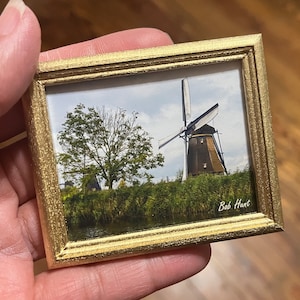 Fotos enmarcadas en miniatura de casa de muñecas