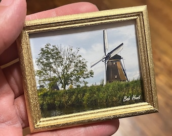 Fotos enmarcadas en miniatura de casa de muñecas