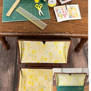 Baúl de costura en miniatura para casa de muñecas Amarillo