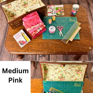 Baúl de costura en miniatura para casa de muñecas Medium Pink