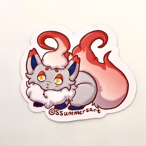 Puede incluir: Una pegatina con una ilustración de dibujos animados de un zorro gris y blanco con llamas rojas y rosadas. El zorro tiene una cola esponjosa y mira hacia abajo con una expresión linda. La pegatina tiene el texto "@SSummersart" en la parte inferior.