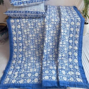 Jaipuri Block Print Quilt: Wendedecke aus Bio-Baumwolle mit Blauen Blumenmuster