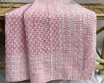 Trapunta Kantha matrimoniale con stampa floreale a blocchi: copriletto in cotone fatto a mano