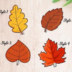 Könnte beinhalten: Vier verschiedene Stile von Herbstblättern, jedes mit einer einzigartigen Form und Farbe. Stil 1 ist ein gelbes Eichenblatt, Stil 2 ist ein braunes Blatt, Stil 3 ist ein herzförmiges orangefarbenes Blatt und Stil 4 ist ein rotes Ahornblatt.