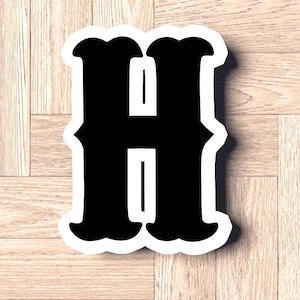 Può includere: Adesivo nero e bianco della lettera H in un font in stile vintage.