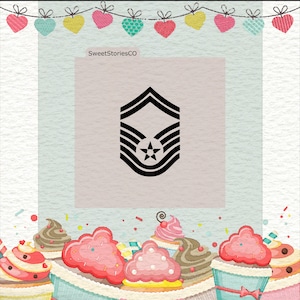 Puede incluir: Insignia de rango militar negra con una estrella en el centro, sobre un fondo claro. El texto "SweetStoriesCO" está encima de la insignia. La imagen está decorada con cupcakes y decoraciones en forma de corazón.