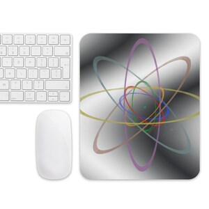 Op de afbeelding: Een muismat met een grijze en witte verloopachtergrond met een kleurrijk abstract ontwerp van overlappende cirkels die lijken op een atoom.