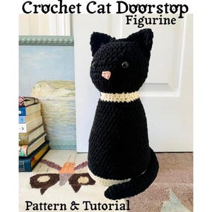 Puede incluir: Figura de gato de ganchillo negro con cuello blanco y nariz rosa. El gato es un tope de puerta. El texto de la imagen dice "Crochet Cat Doorstop Figurine" y "Pattern & Tutorial".