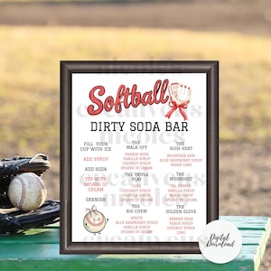Puede incluir: Un letrero enmarcado para un "Softball Dirty Soda Bar" con un guante y una pelota de béisbol. El letrero enumera combinaciones de refrescos como "The Walk-Off" y "The High Heat". El letrero tiene un marco marrón y un fondo blanco con texto rojo.