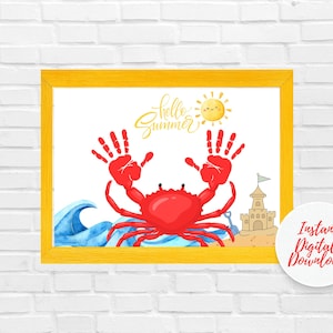 Puede incluir: Una impresión enmarcada con un borde amarillo presenta un cangrejo rojo con garras de huellas de manos, olas azules, un castillo de arena y un sol sonriente. Las palabras "hello summer" están escritas en oro. Un círculo blanco con texto rojo dice "Descarga digital instantánea".
