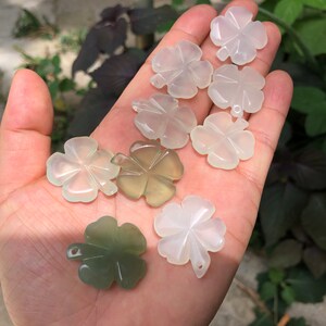 Lote de 8 pingentes de trevo de quatro folhas esculpidos em cristal verde natural, pedra de jade, pedra de cura, joia transparente hp150
