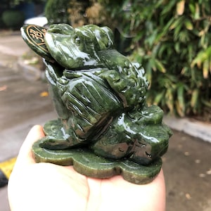 Carved Natural Green jade Money Toad Figurine Feng Shui Fortune Coin Stone Crystal Healing Toad/ Frog Chan Chu Sculpture Prosperity Gemstone