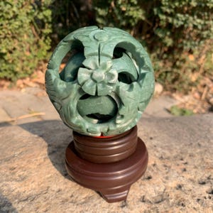 Boule de jade vert naturel, quatre couches évidées boule de dragon et phénix sculpté avec base, sphère de quartz pour la guérison Reiki boule de pierres précieuses