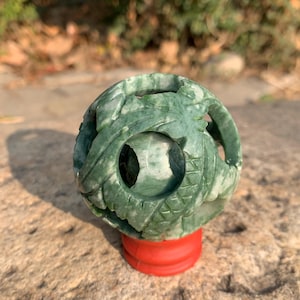 Bola de jade verde natural, bola de piedra ahuecada de tres capas con base, esfera de cuarzo para curación de Reiki, esfera de cuarzo.