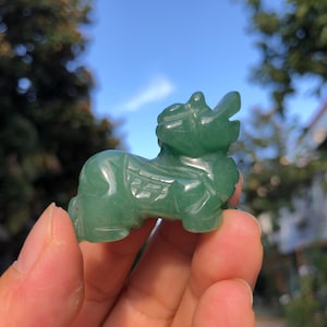 Mała figurka Dongling Jade Feng Shui Pi Yao/Pi Xiu na bogactwo i szczęście, kolekcjonerska figurka Qilin Stone, odważne oddziały, dekoracja stołu bestii