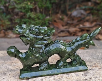 Natürliche grüne Jade-Drachen-Verzierungsstatue, Fengshui-Drachenfigur, Stein-handgeschnitzte östliche Drachenfigurine Kristalljahr-Drachenskulptur