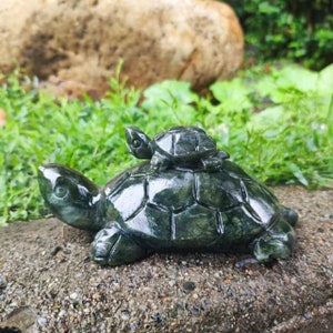 Snidad grön jade sköldpadda mamma och hennes son staty, kristallsnidning vacker livslängd sköldpadda ornament, fredssten geomantisk gåva hp169