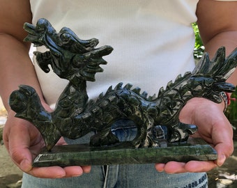天然グリーン翡翠龍像（ホルダー付き）、風水フィギュア彫刻、手彫り